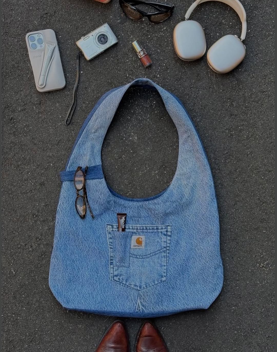 Raw Textures: The Elegance of Leather & Canvas.